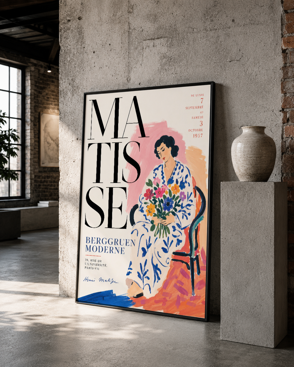 Matisse posteri siyah çerçevede, depo stilindeki mekan içinde antik bir vazonun yanında sergileniyor.