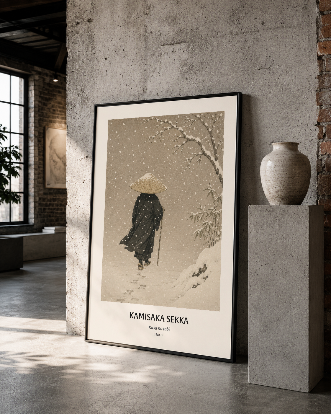Siyah çerçeveli sanat posteri beton duvarın yanında, Japon estetiğini çağdaş dekorasyon iç mekanlara taşıyor.