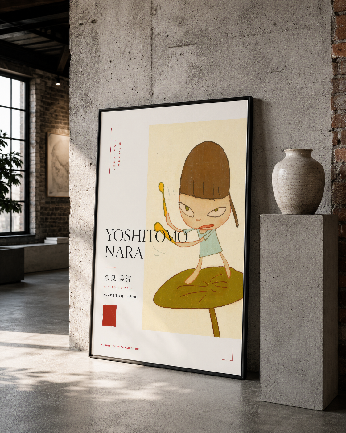 Siyah çerçeveli sanat posteri, vintage tuğla ve beton duvarlı endüstriyel alanda sanat galerisi atmosferi yaratıyor.