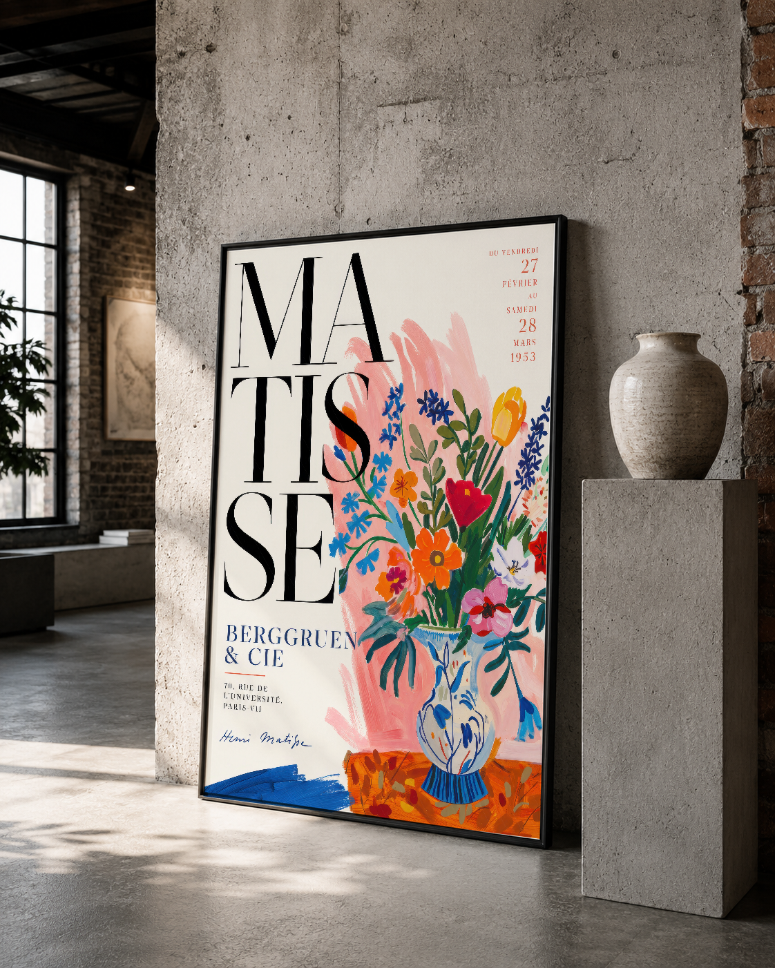 Canlı botanik baskı poster, siyah çerçeveli, beton duvarda sanat galerisi atmosferinde.