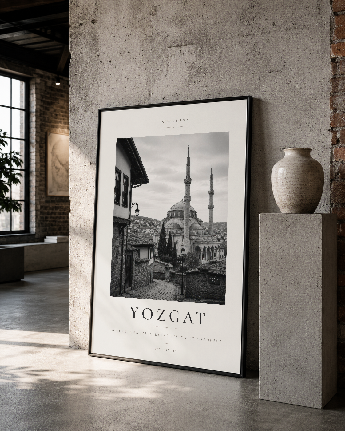 Tarihi Yozgat cami manzarasının klasik siyah beyaz baskısı, siyah çerçeveli poster olarak minimalist iç dekorasyonda.