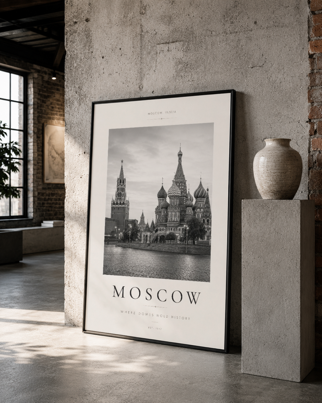 Moskova mimarlık posteri siyah çerçeveli, vintage dekor tarzında beton duvar üzerinde sergilenmiş.