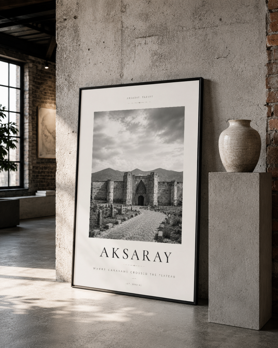 Aksaray mezarlarının ihtişamını yansıtan siyah çerçeveli poster, çimento duvarı ve seramik dekorasyon detaylarıyla sanat