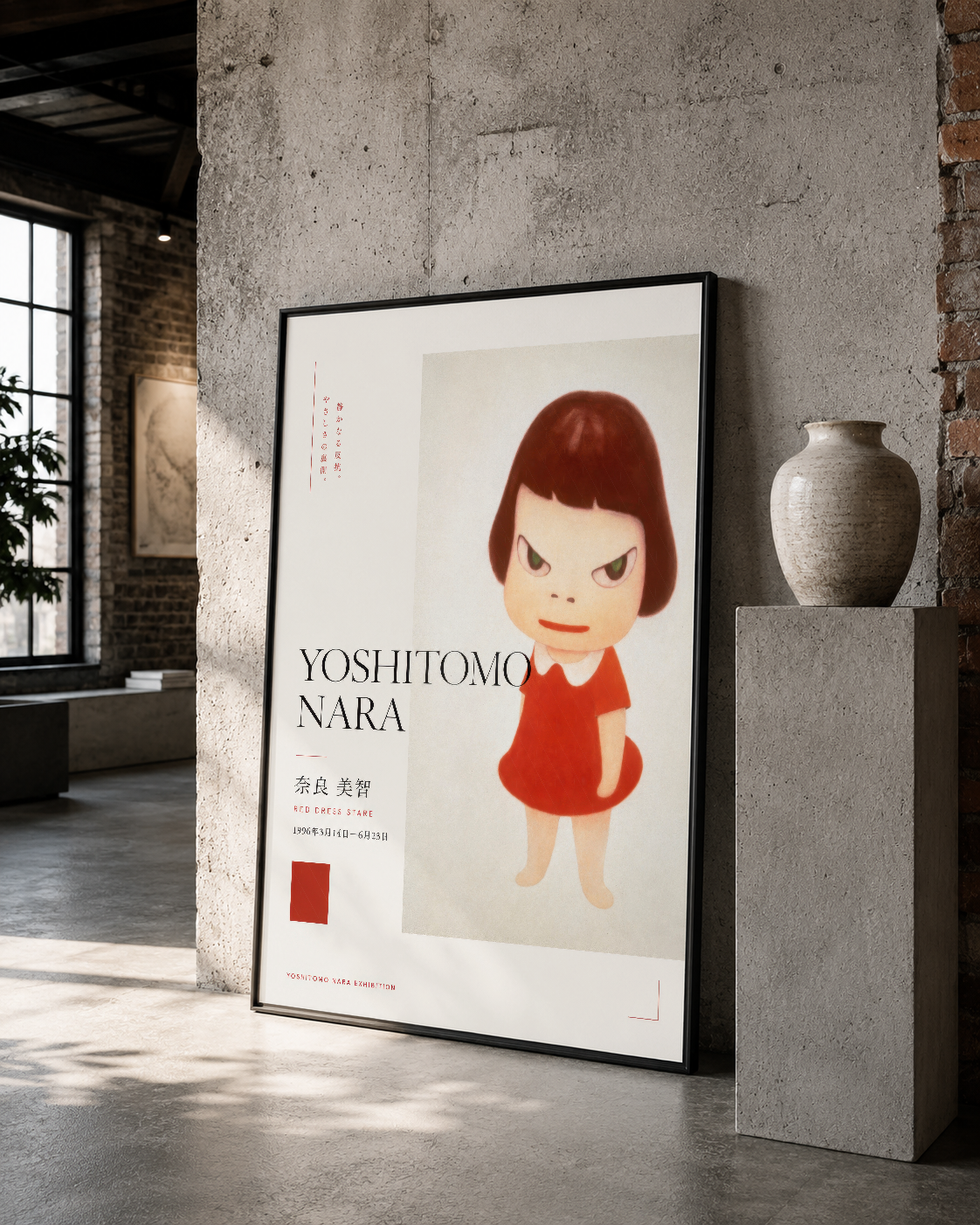Kırmızı elbiseli kız karakteri tasarımlı siyah çerçeveli poster, modern beton duvar ortamında sanat sergisi görünümü.