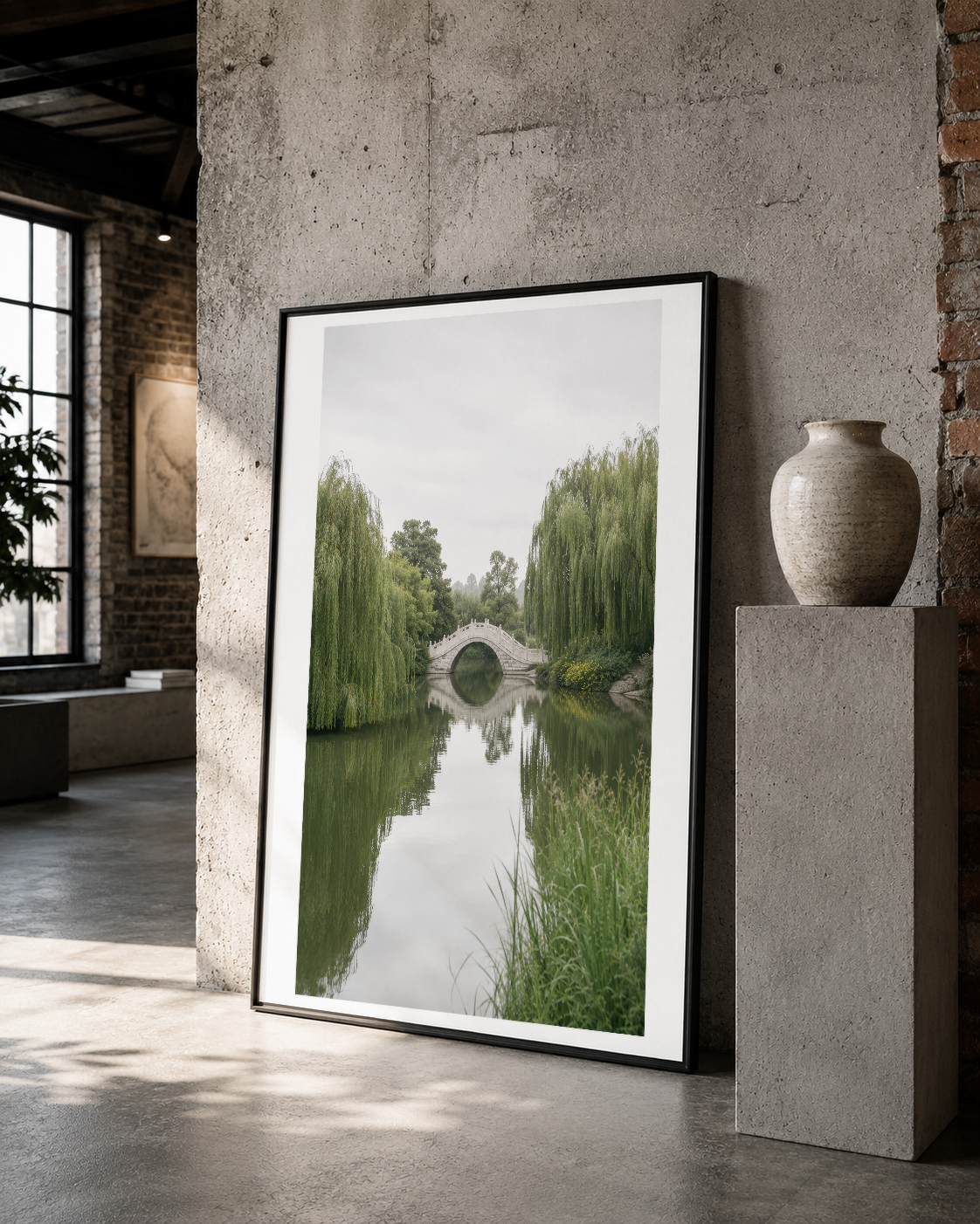 Siyah çerçeveli su ve doğa tablosu, minimalist galeriye serene peyzaj atmosferi katarak dekoratif güzellik sağlıyor.