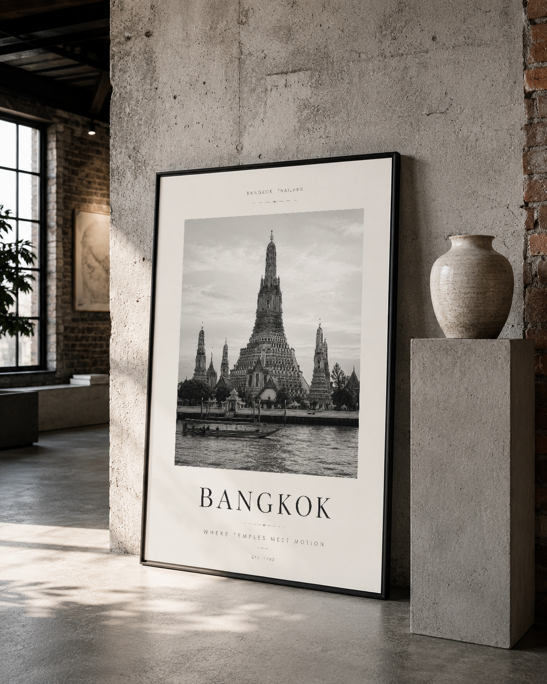 Siyah çerçeveli Bangkok tapınağı posteri, loft stilinde dekoratif seramik vazo ile sergilenmektedir.