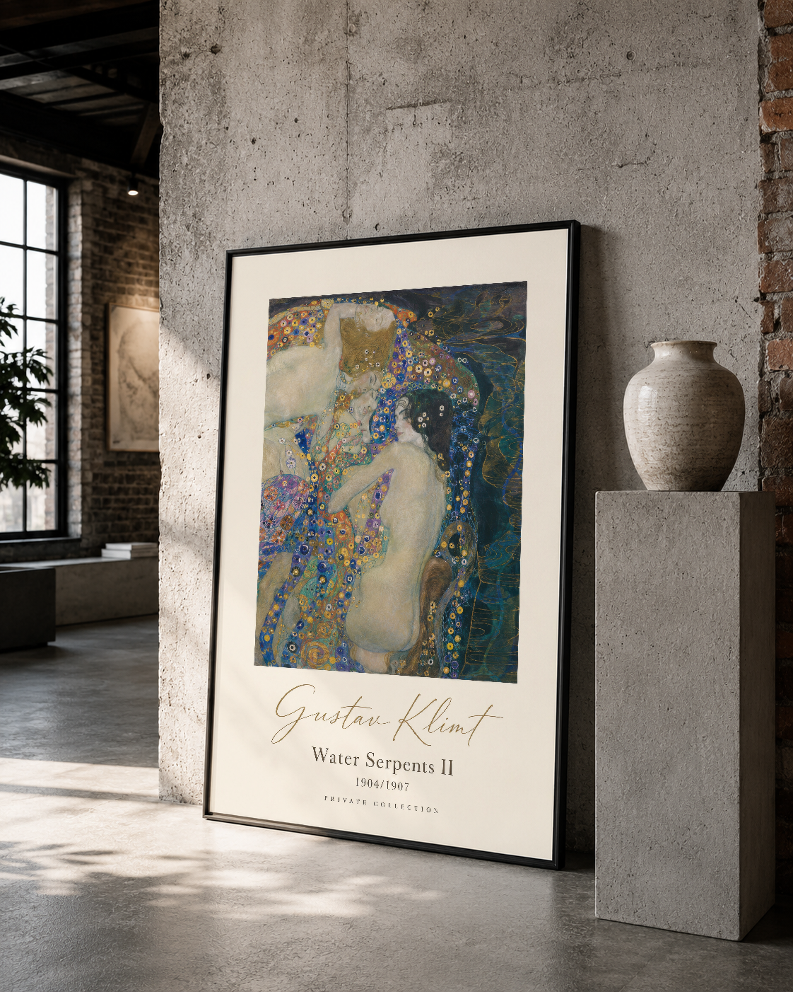 Klimt'in başyapıtı siyah çerçeveli ve mat paspapartı ile, modern sanat galerisinde görsel odak noktası oluşturan tablo.