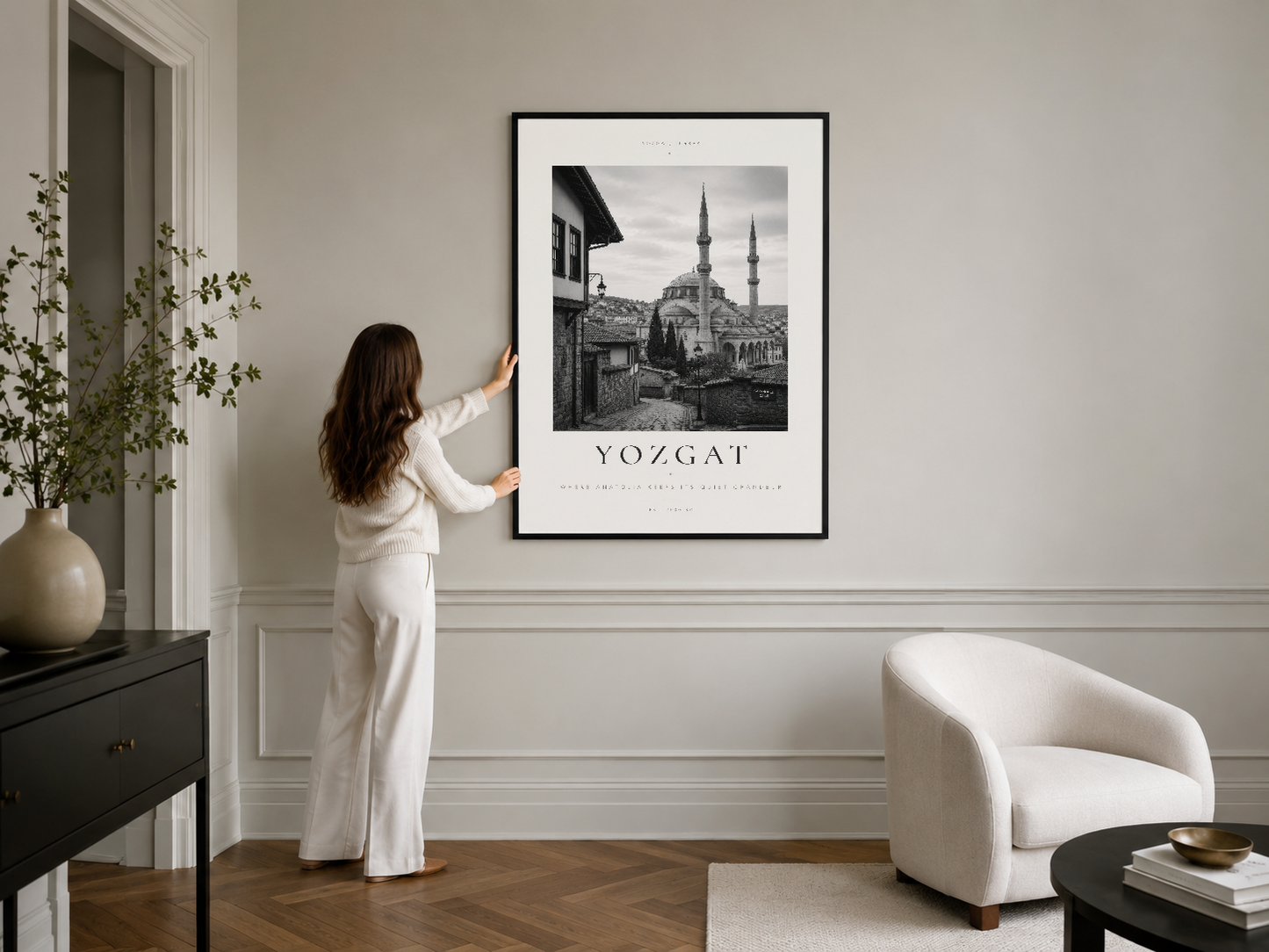 Yozgat'ın başyapıtını gösteren siyah beyaz poster, modern çerçevesi ile beyaz duvar dekorasyonunun merkez noktası.