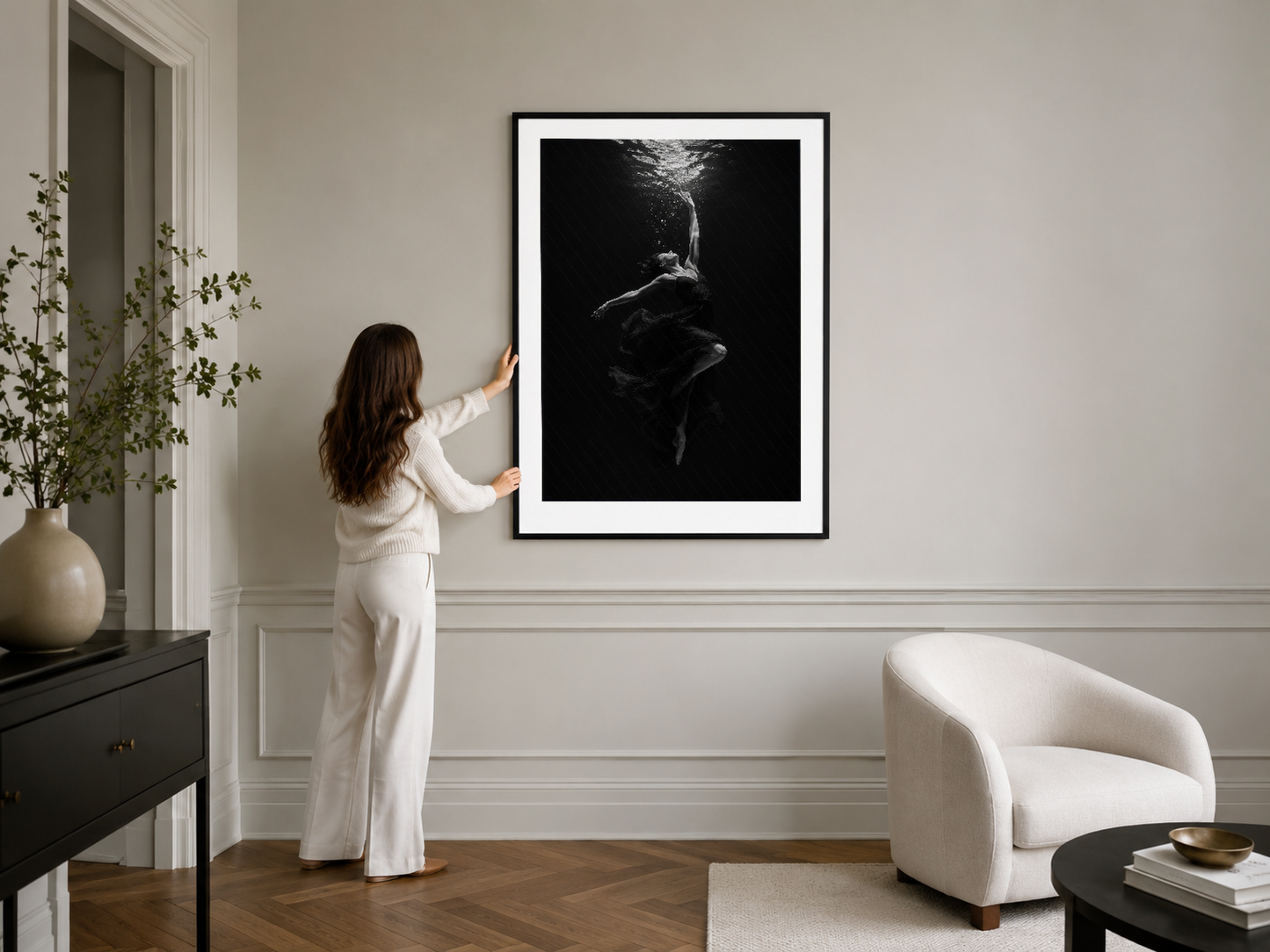 Su etkisinin hissedildiği kadın silüetini tasvir eden güçlü siyah beyaz sanat poster, modern klaik iç tasarımda siyah