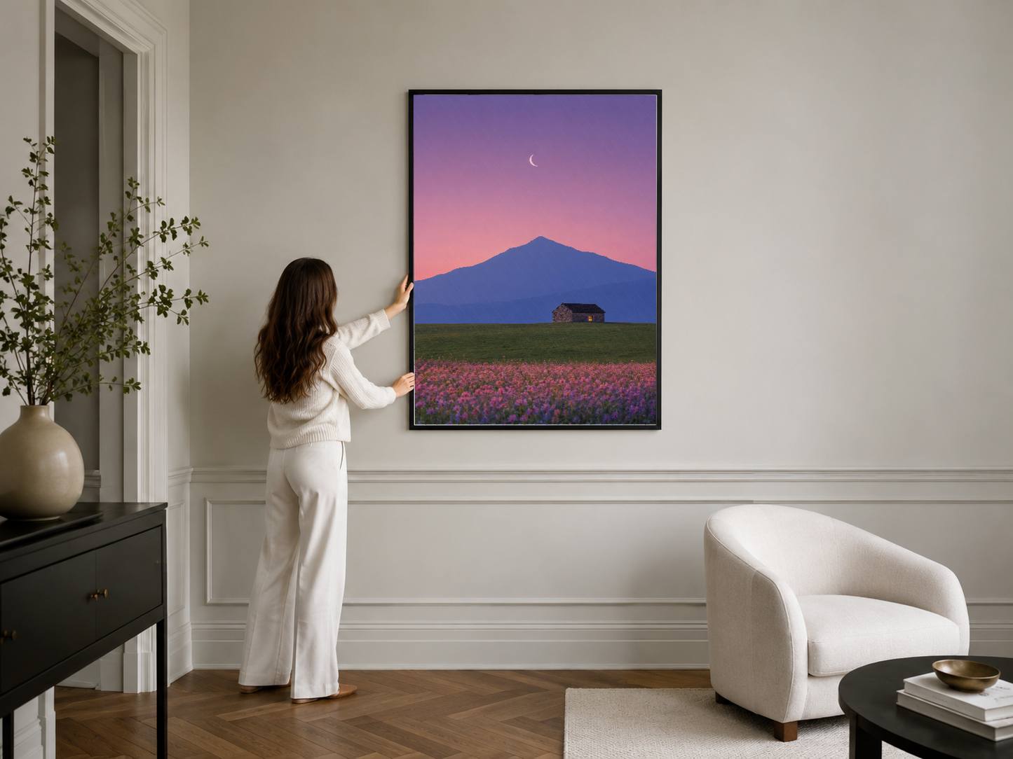 Siyah çerçeveli, mor pembe akşam gökyüzü altında çiçek tarlası ve dağ manzarası posteri.