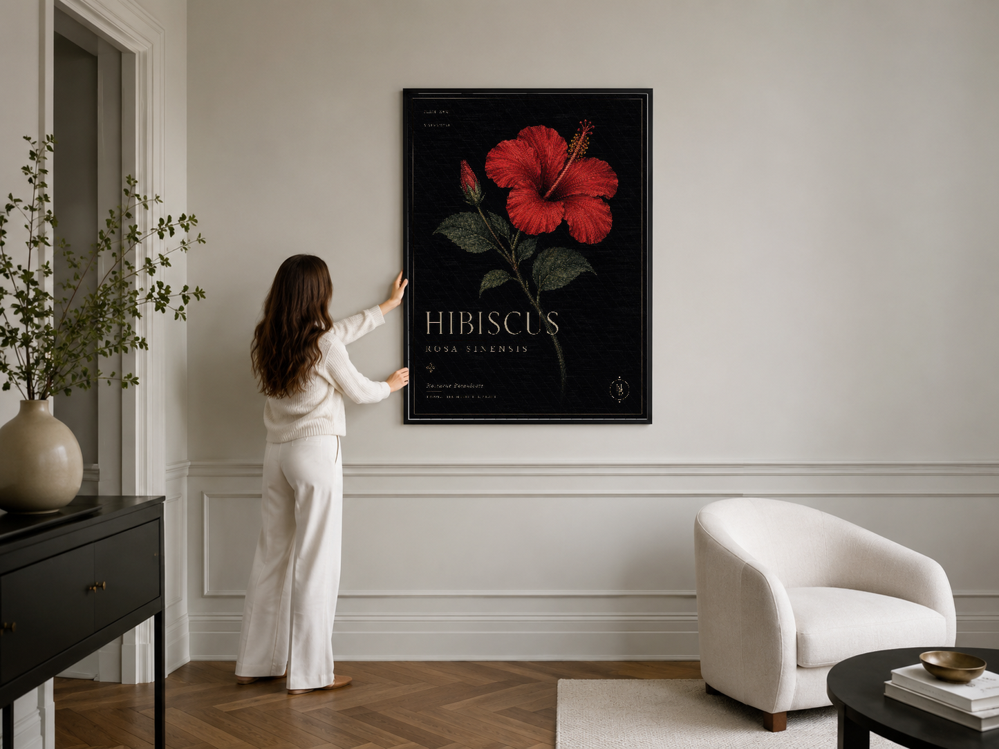 Siyah çerçeveli hibiskus posteri, klasik beyaz iç tasarımda sanatsal dekoratif element.