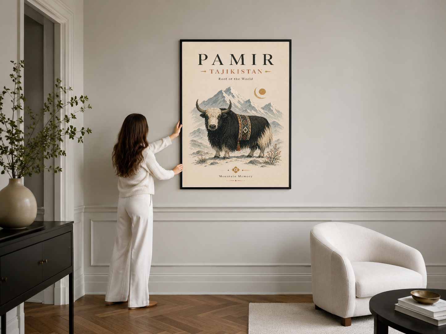 Pamir Tacikistan poster, siyah çerçeveli tasarımda dağ ve yak ikonografisi, şık nötr interiörü coğrafyacı dokunuşla