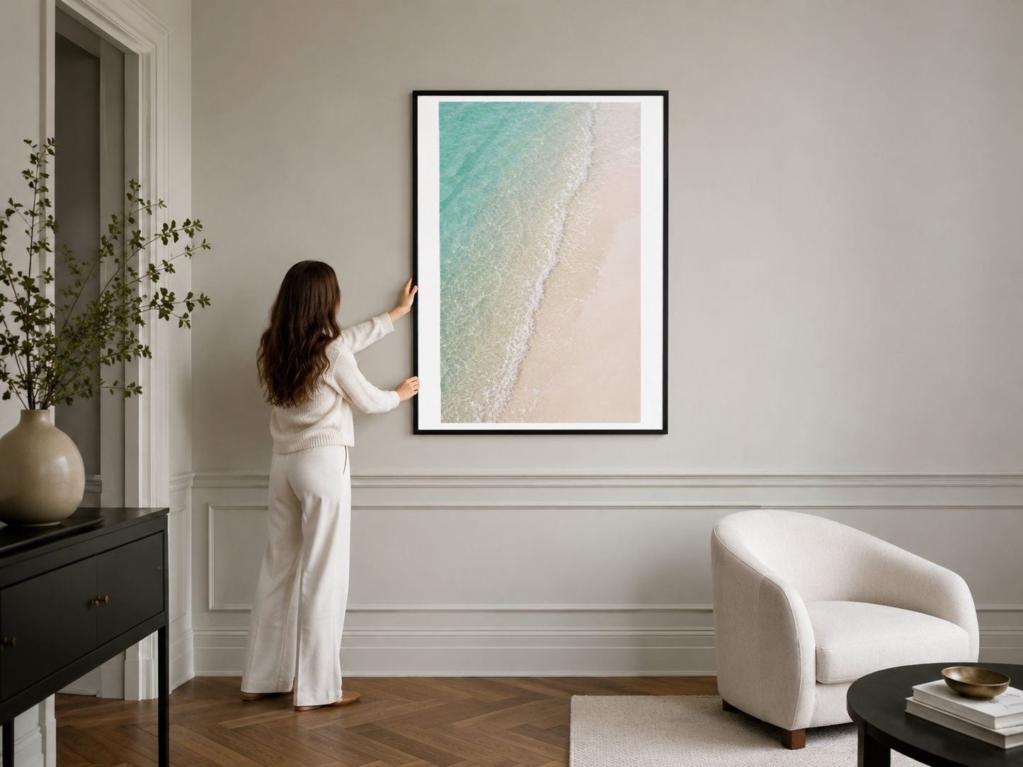 Siyah çerçevesi ile modern bir odada sergilenen, sakin deniz manzarası sanat tablosu.