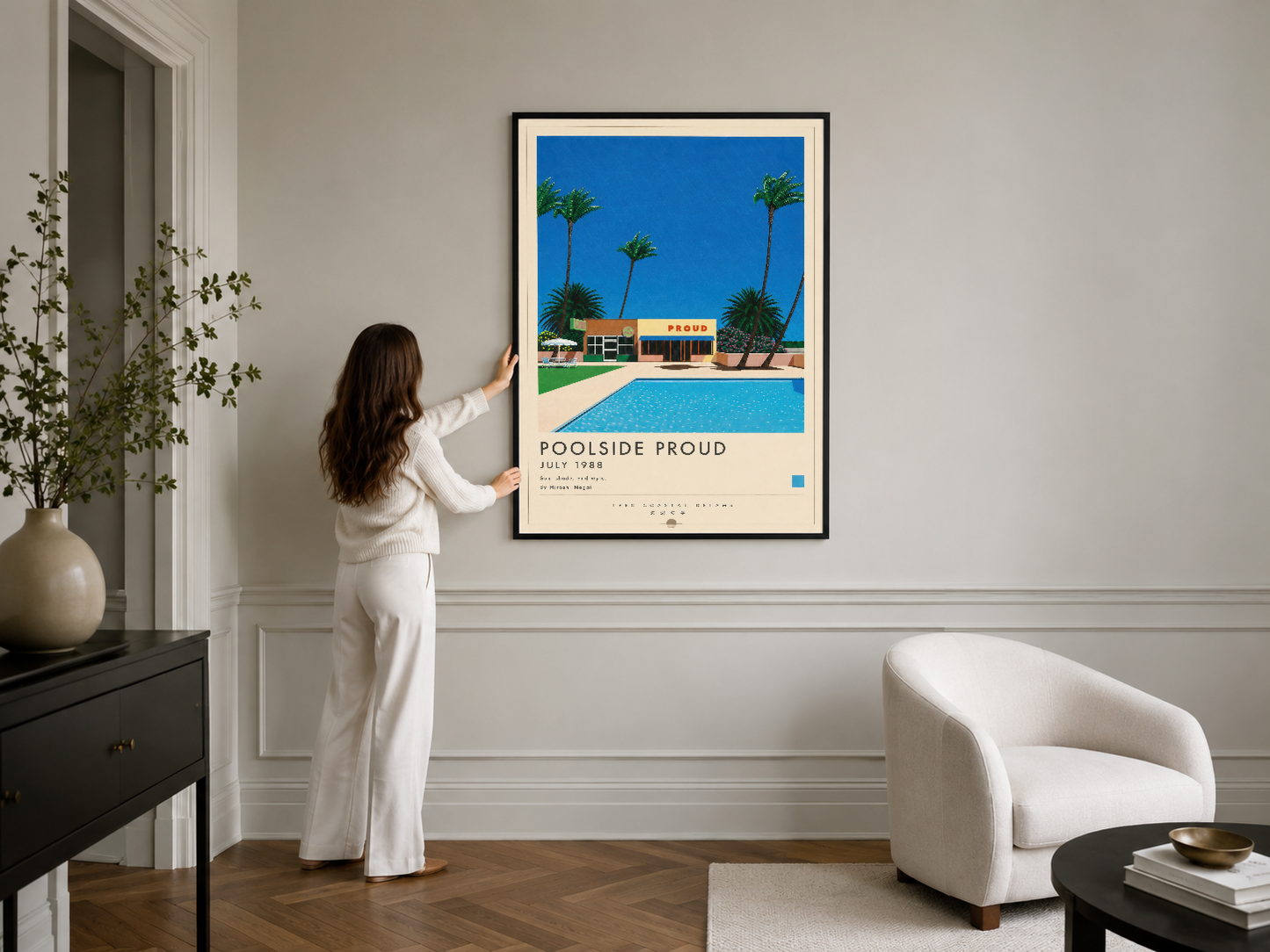 Siyah çerçeveli vintage poster, 1988 poolside sahnesi ile şık monokrom yaşam odasının duvarını dekore ediyor.