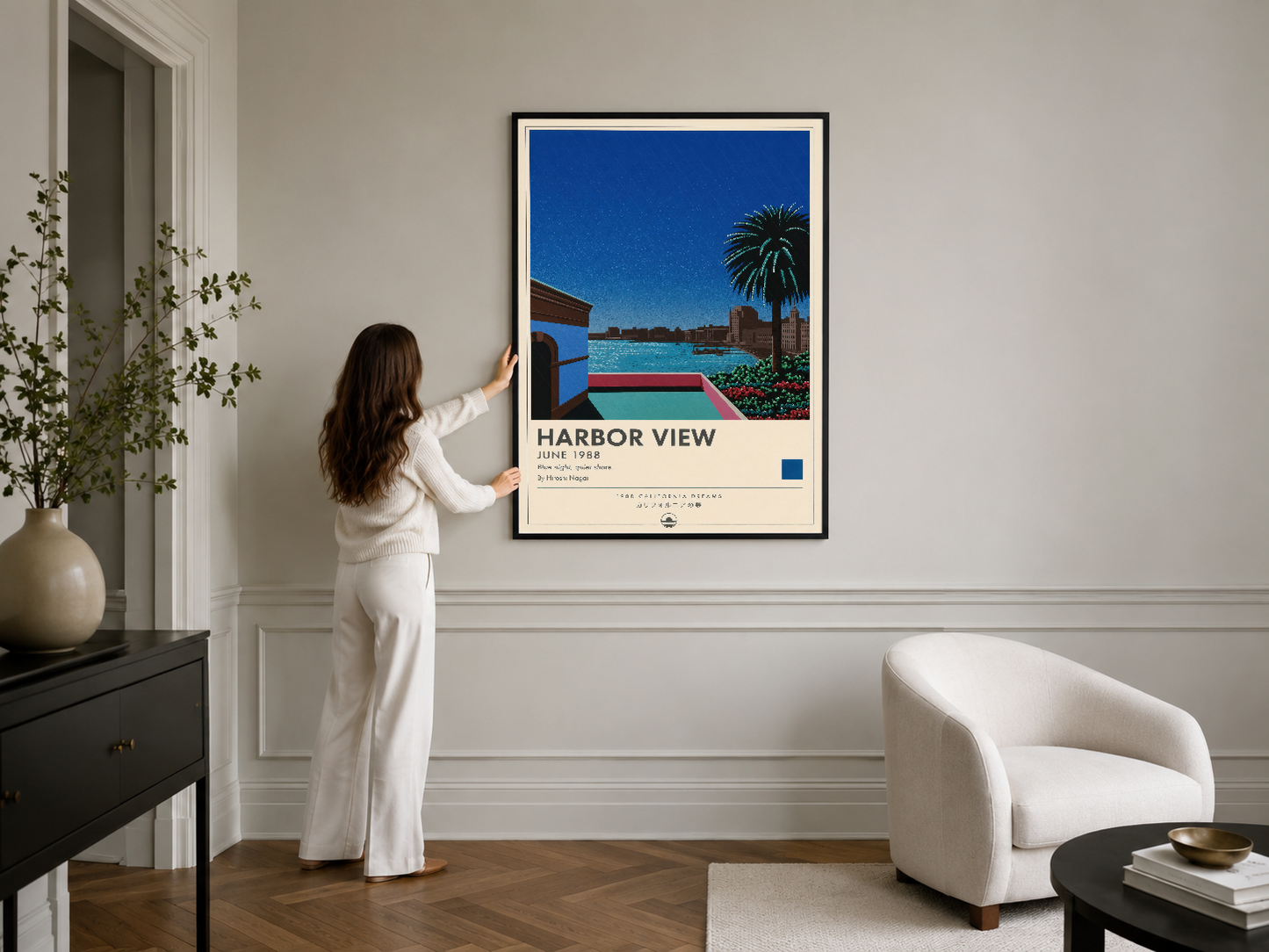 Harbor View posteri, siyah çerçeveli haliyle şık bir oturma alanında, krem renkli duvarlarla kontrast oluşturuyor.