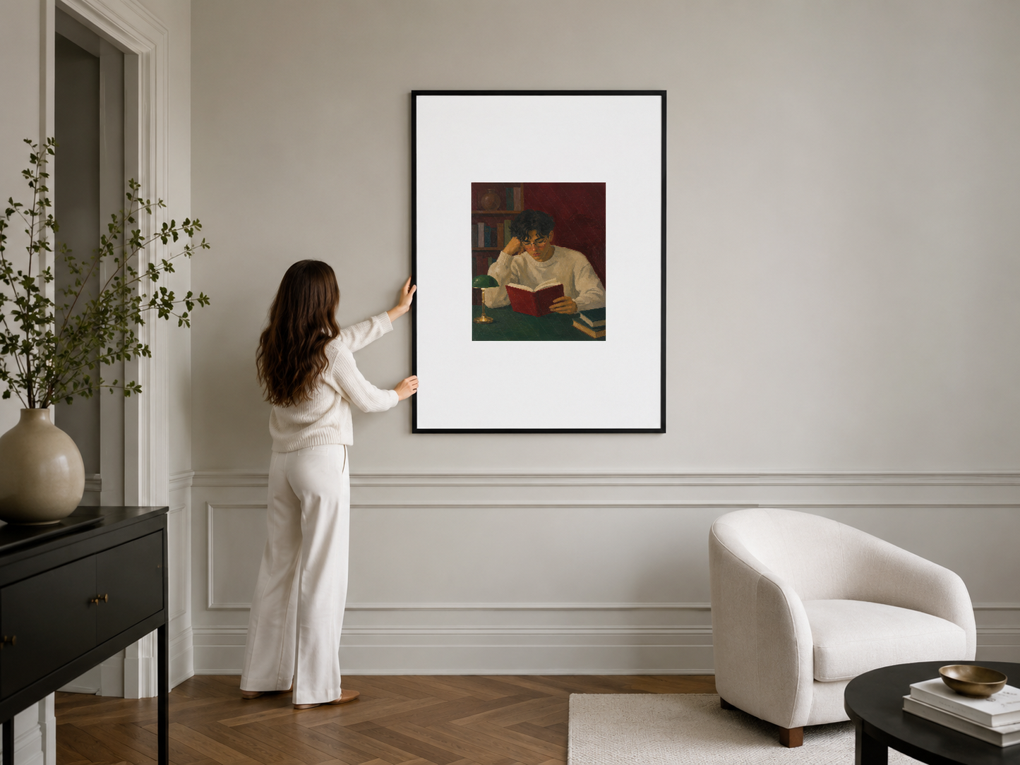 Okuma sahnesi tasvir eden klasik eser, şık koyu çerçevede modern minimalist salon duvarında asılı tablo.
