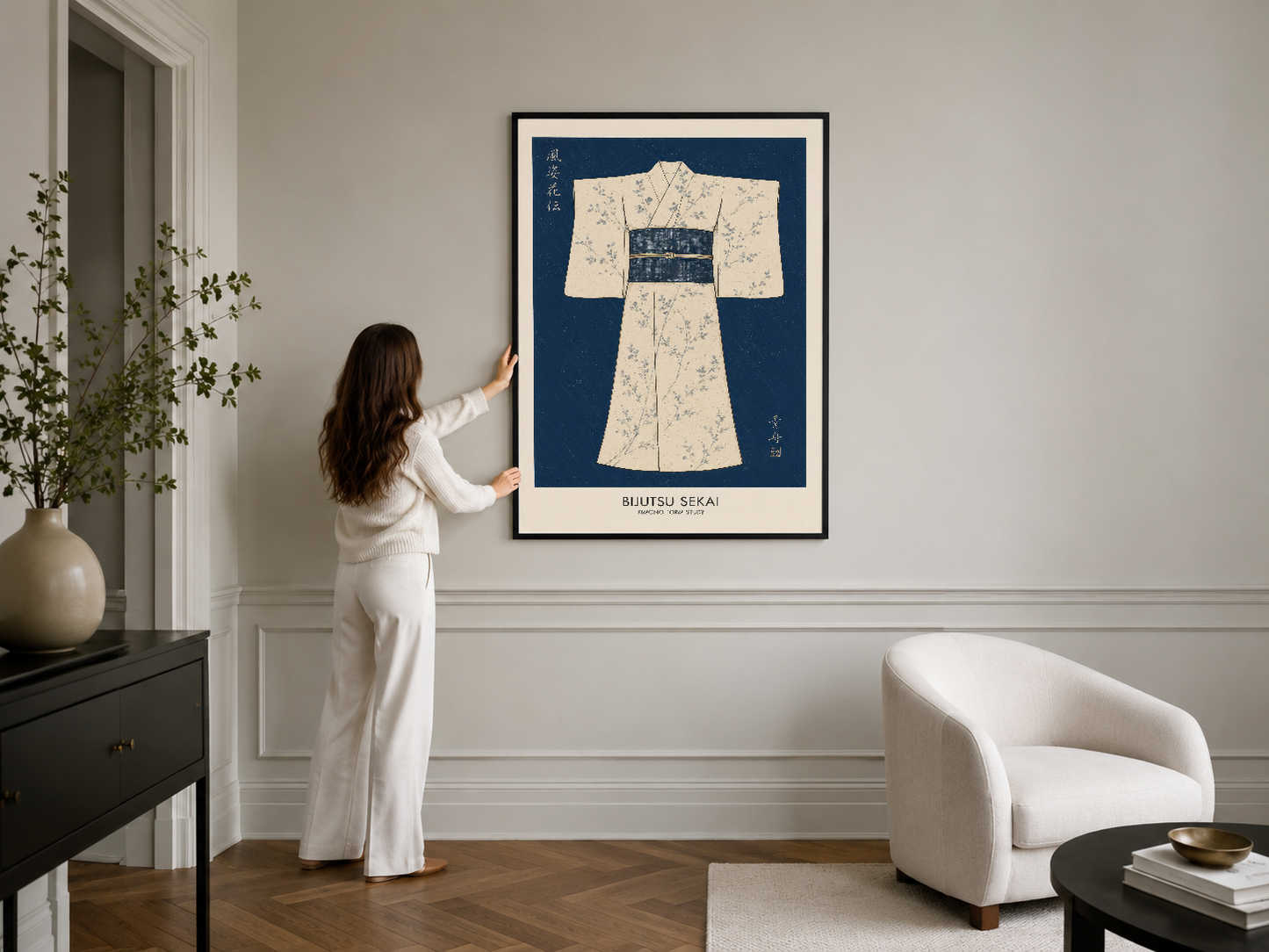Modern salon ortamında, siyah çerçeveli Japon kimono baskısı, klasik tasarım ve çağdaş iç mimarinin uyumlu kombinasyonu sunan