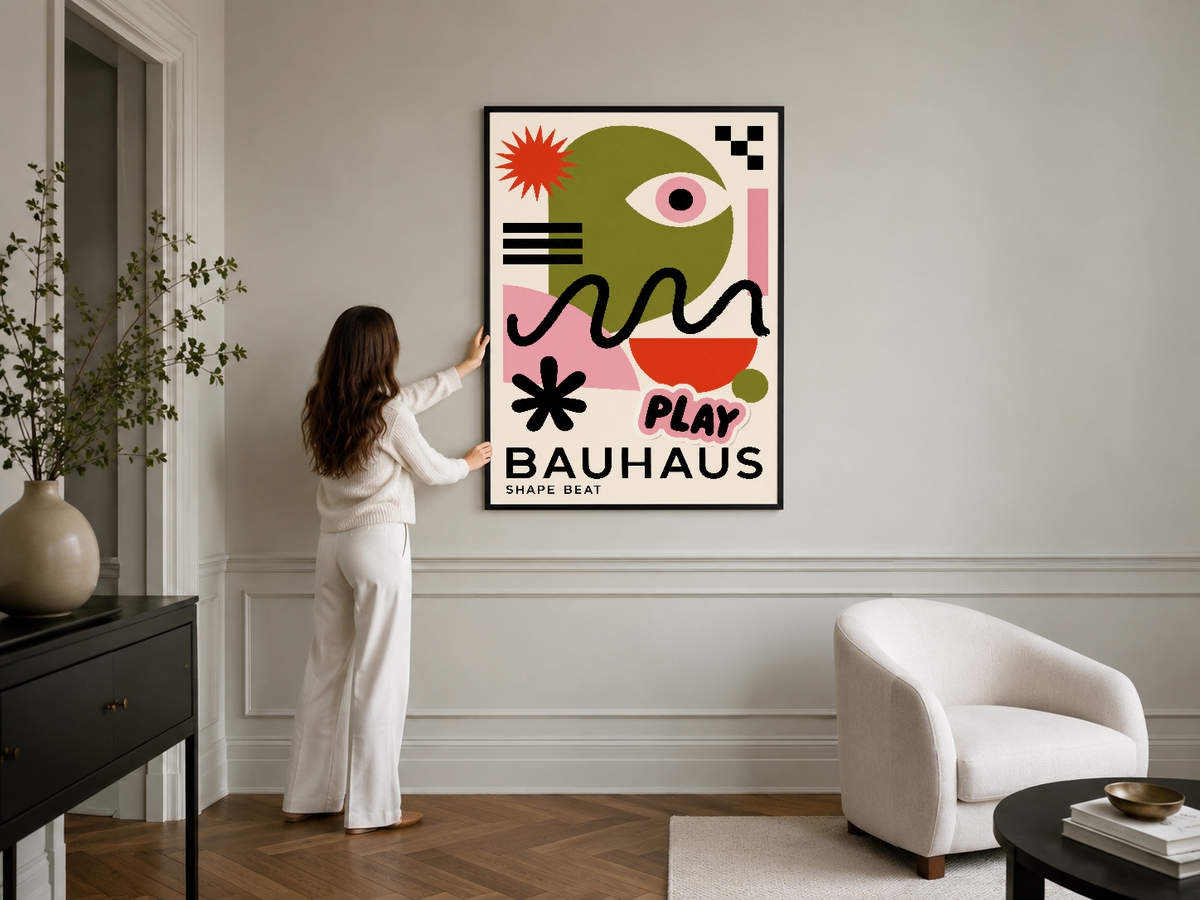 Renkli Bauhaus baskısı, minimalist dekorlu odada duvar sanatı olarak özgün ve canlı.