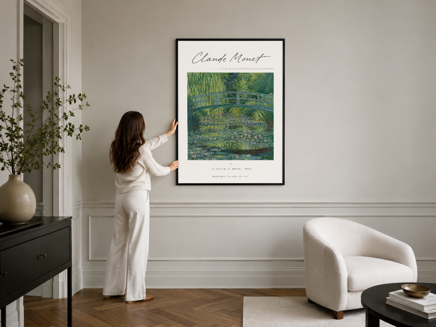 Sakin su bahçesi motifleriyle dekoratif siyah çerçeveli poster, modern yaşam alanında.