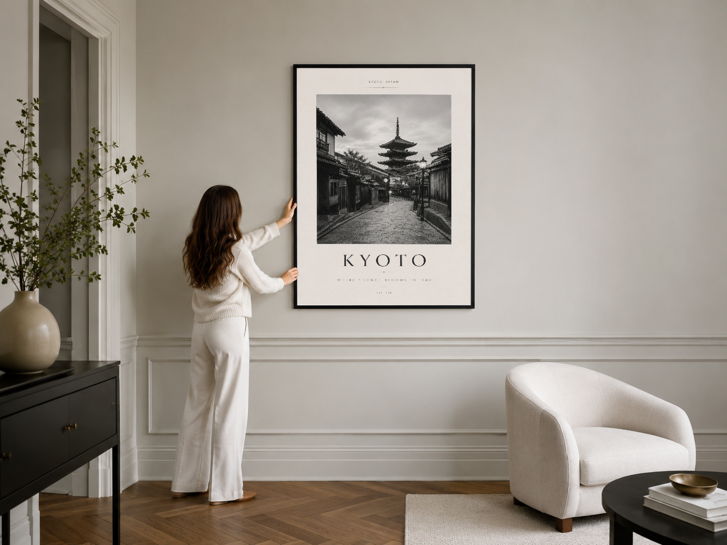 Kyoto peyzaj posteri siyah çerçevede, modern iç mekânda duvar sanatı olarak.