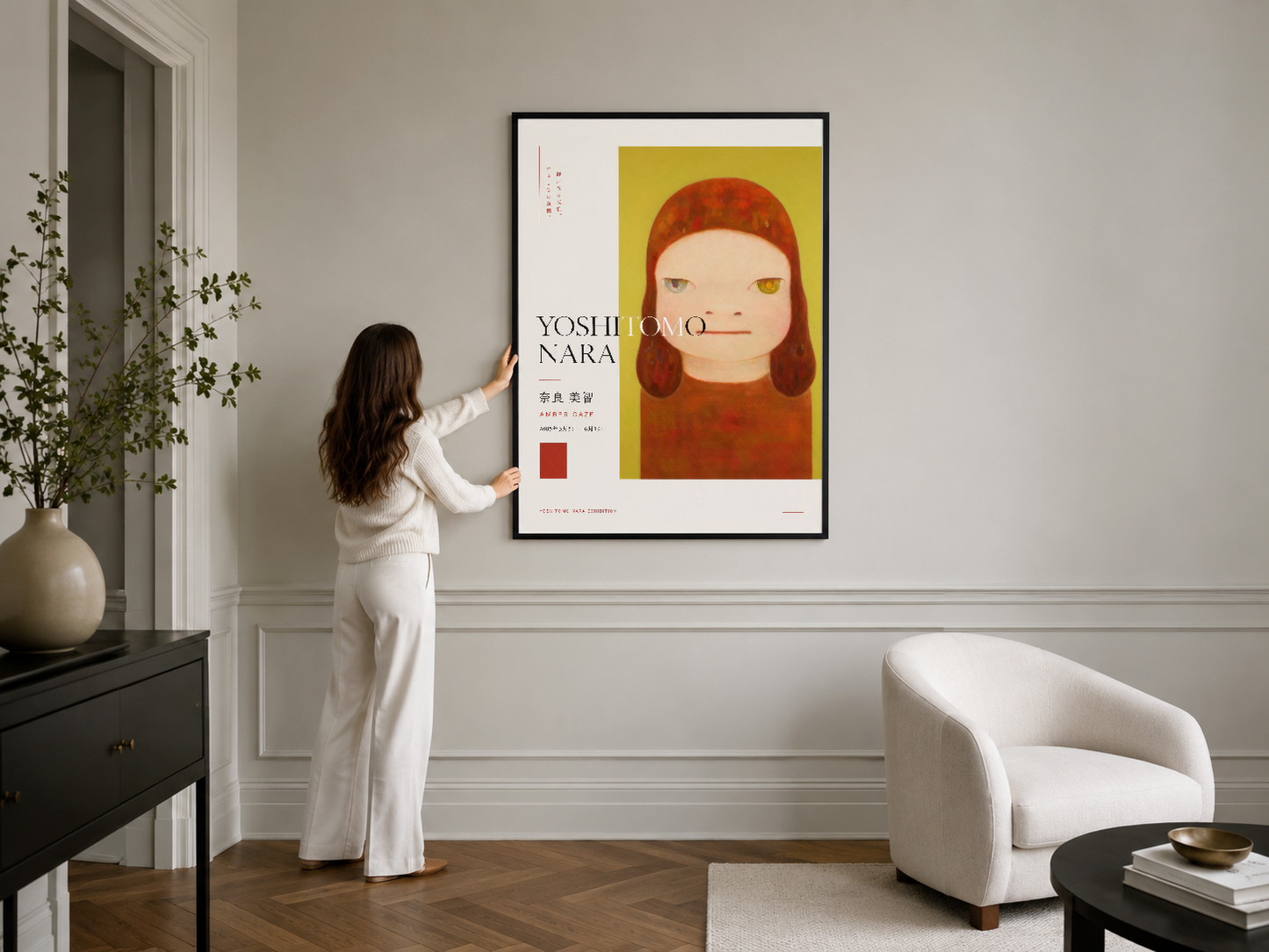 Portre duvar tablosu siyah çerçevede, şık iç dekorasyon ortamında klasik poster görseli.