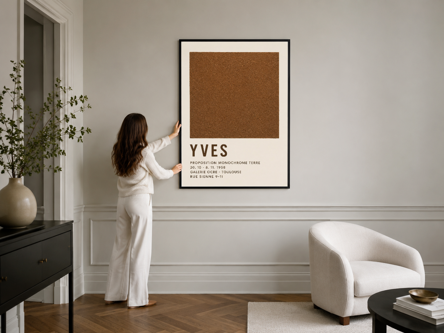 Siyah çerçeveli minimalist YVES posteri, şık ve sakin beyaz iç tasarımda göz çekici bir dekorasyon parçası.