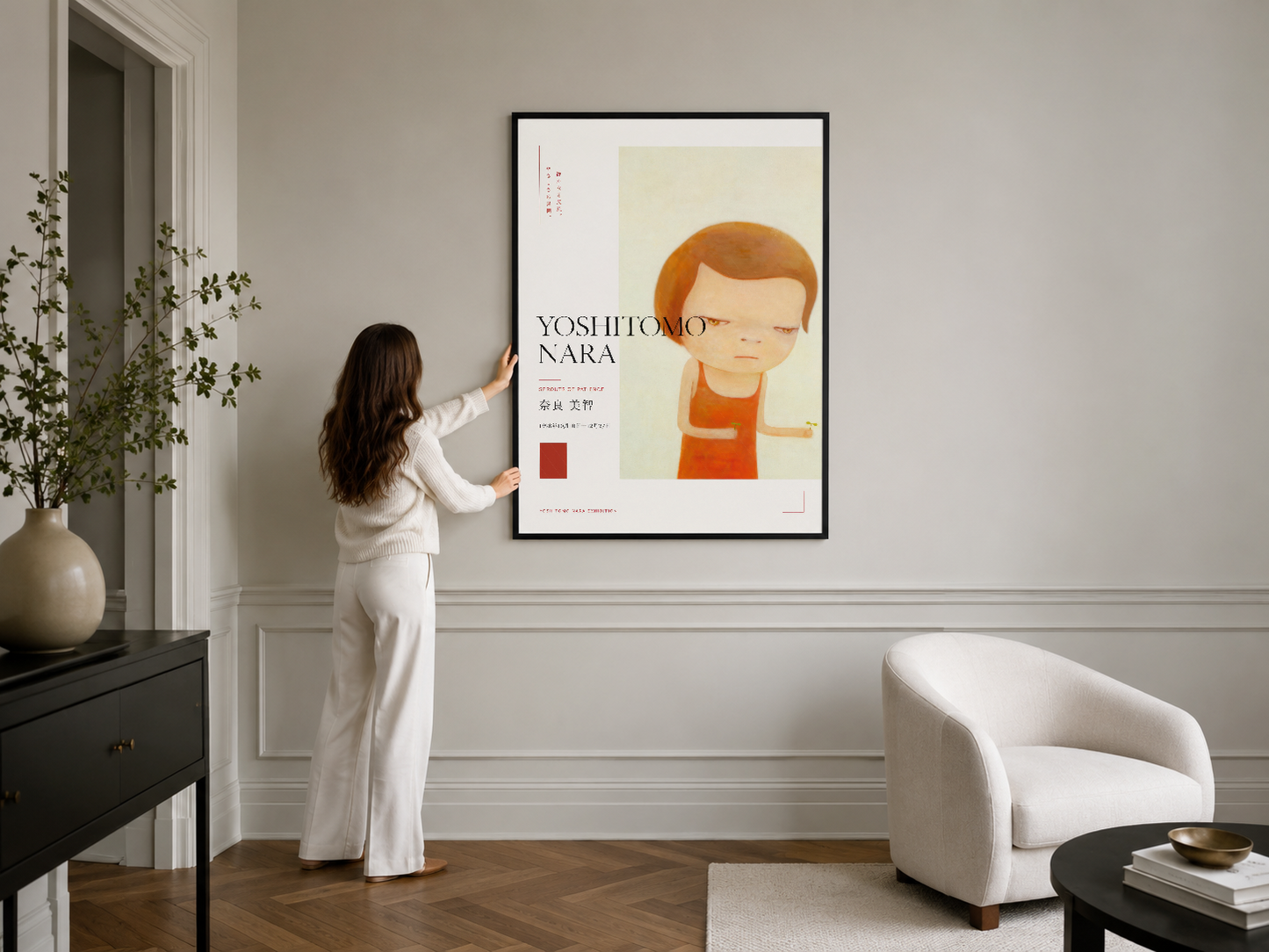 Minimalist portre tablosu siyah çerçevede, parlak duvarlarla çağdaş iç mekanı canlandıran zarif duvar sanatı.
