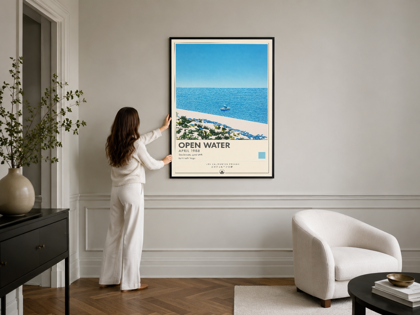 Deniz ve plaj sahnesi tasvir eden çerçeveli poster, minimalist iç dekorasyonda sergilendi.