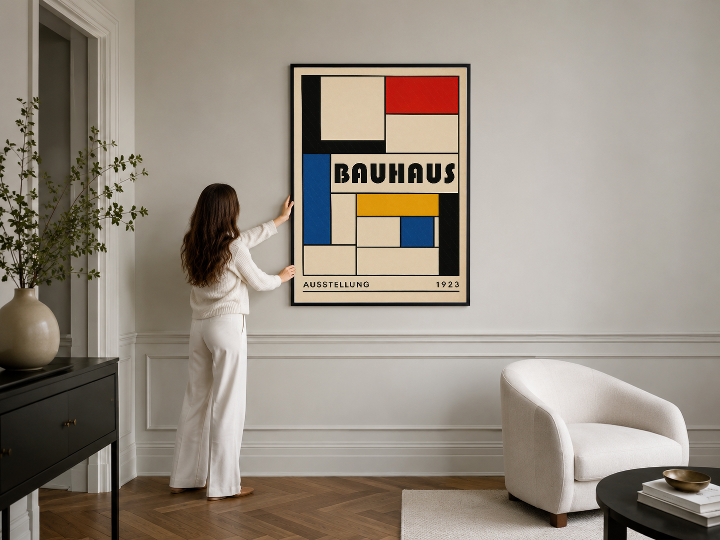 1923 Bauhaus sergisi posterinin çerçevelenmiş hali, minimalist odada duvarın merkez noktası.