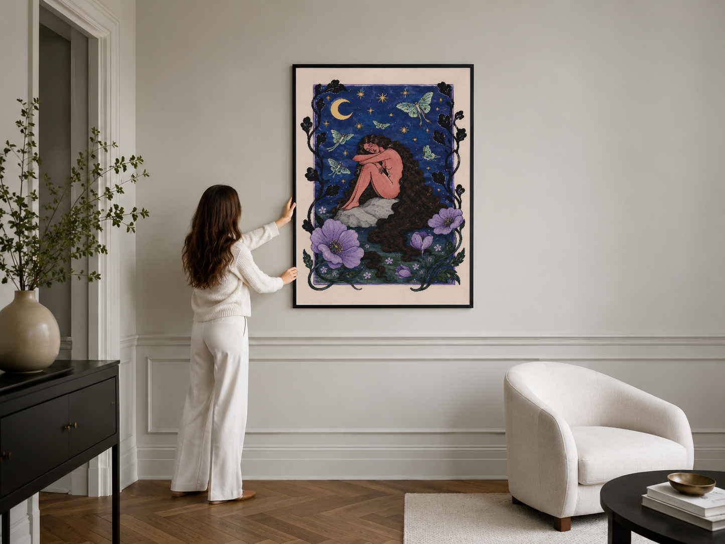 Siyah çerçeve içinde gece temasıyla tasarlanmış, çiçeklerle bezenmiş fantastik duvar sanat eseri.