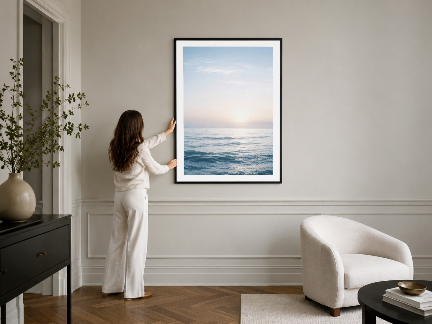 Yumuşak deniz peyzajı poster, siyah çerçevede, klasik iç dekorasyonun merkezinde huzur veren bir eser.