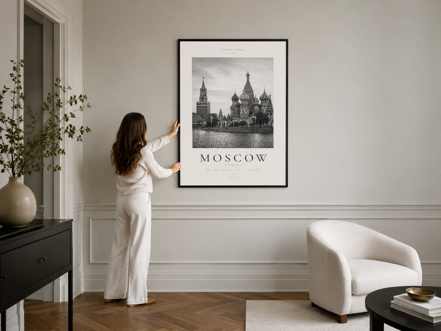 Moskova şehir tasarımı siyah çerçeveli, minimalist modern iç mimaride duvarın merkezinde asılı tablo.