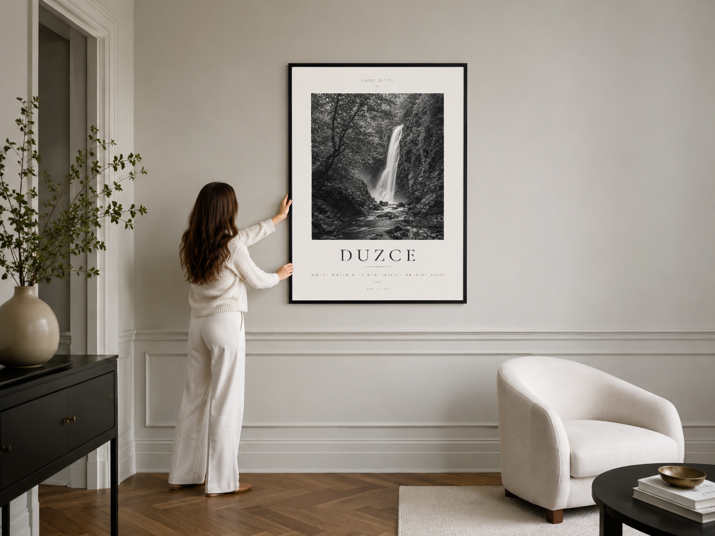 Kayan su ve ağaçlar temasındaki siyah çerçeveli sanat poster, modern iç tasarımda asılı.