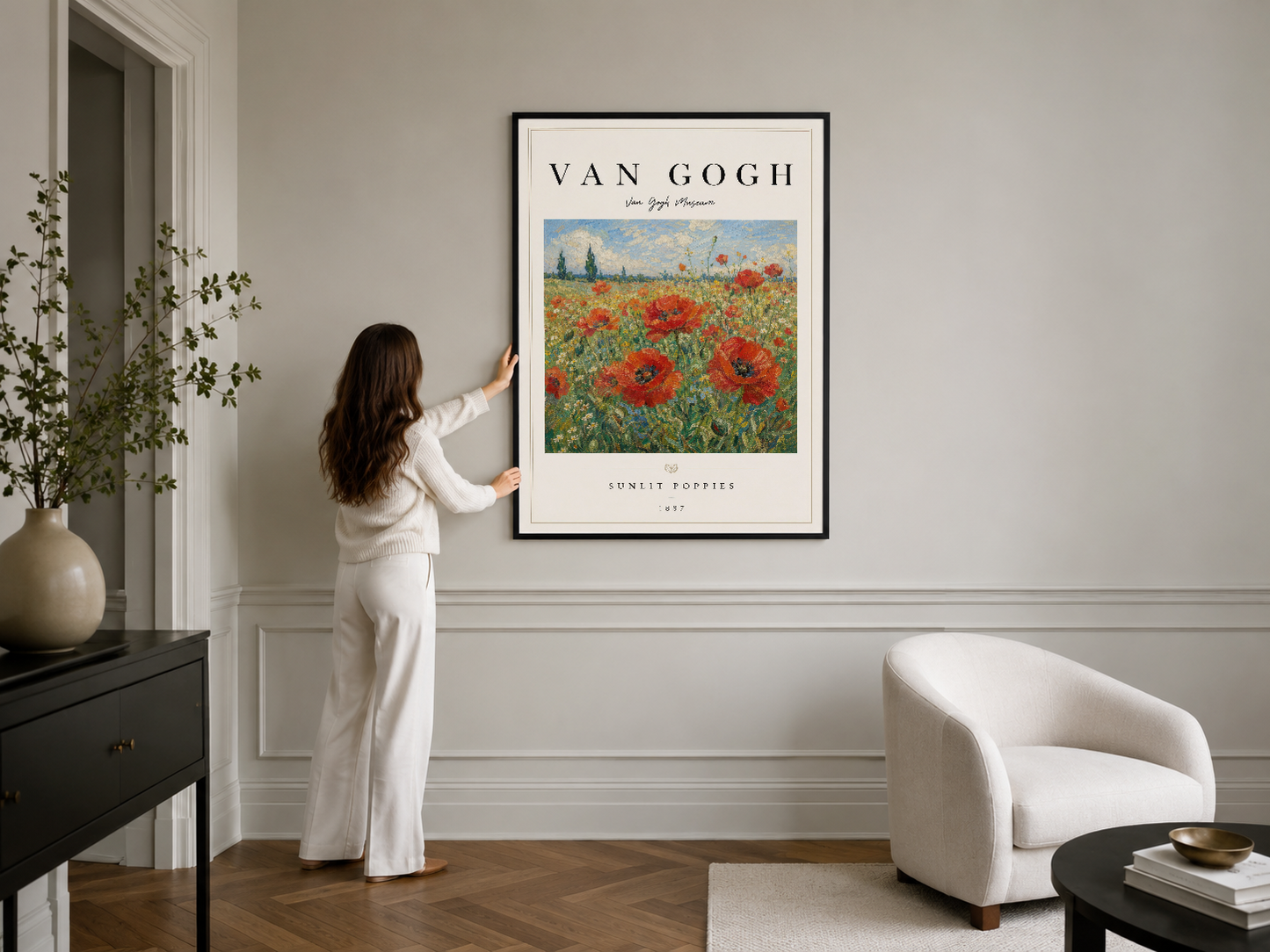 Van Gogh masterpiece'i siyah çerçeveli haliyle, şık beyaz oturma odasının sanat aksentı olarak konumlandırılmış.