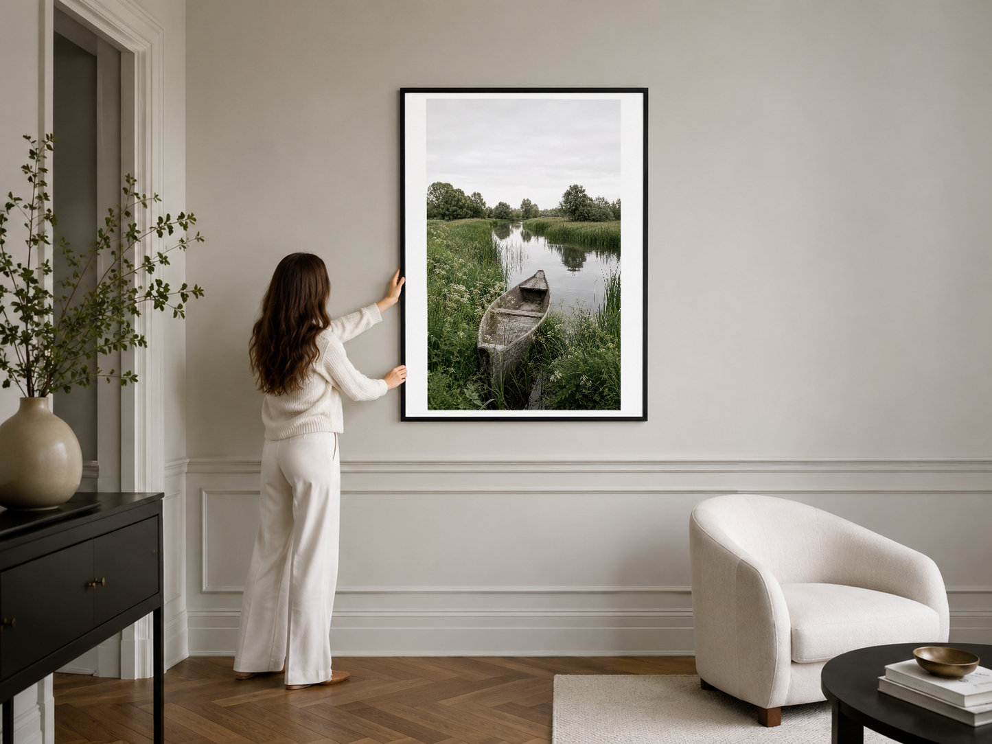Klasik siyah çerçeveli nehir tablosu, minimalist beyaz iç mekanda şık sanat parçası olarak konumlandırılmış.