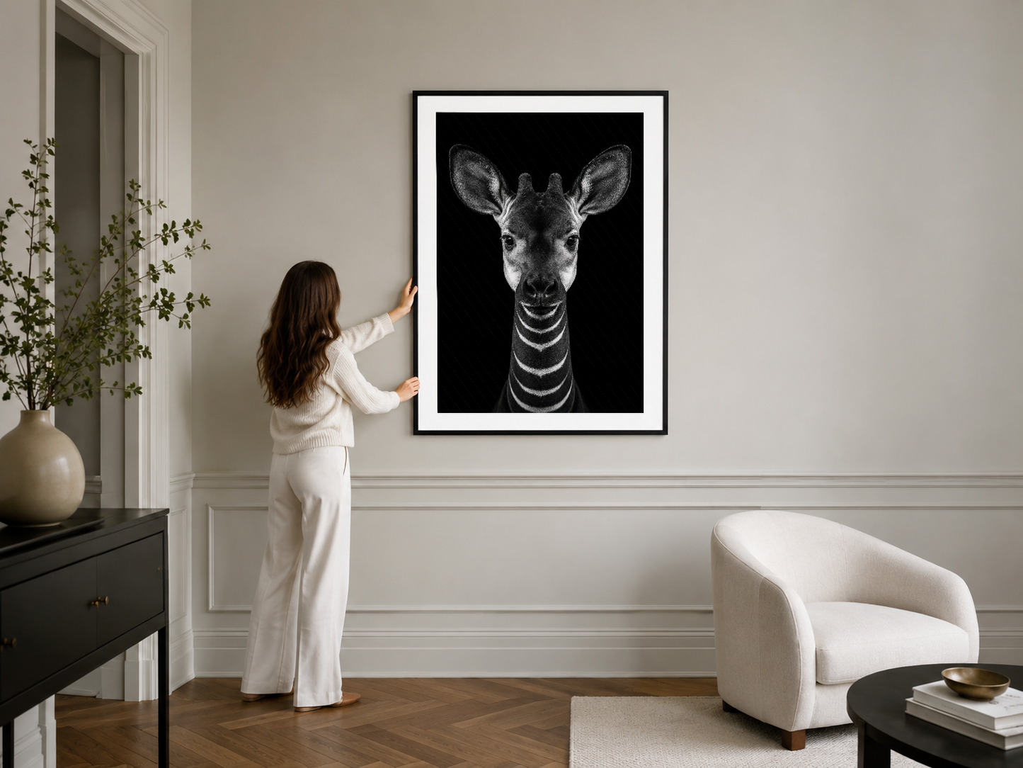 Zebra başı monokrom poster, şık siyah çerçevede, klasik beyaz duvar dekorasyonunda.