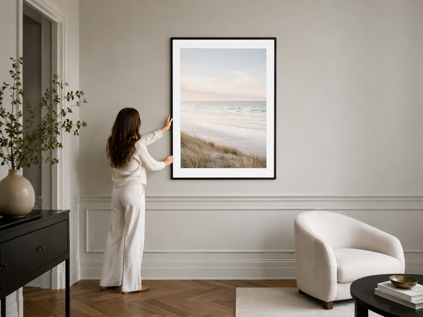 Sakin deniz manzarası siyah çerçeveli poster, modern iç tasarımda duvarın odak noktası olarak konumlanmış.