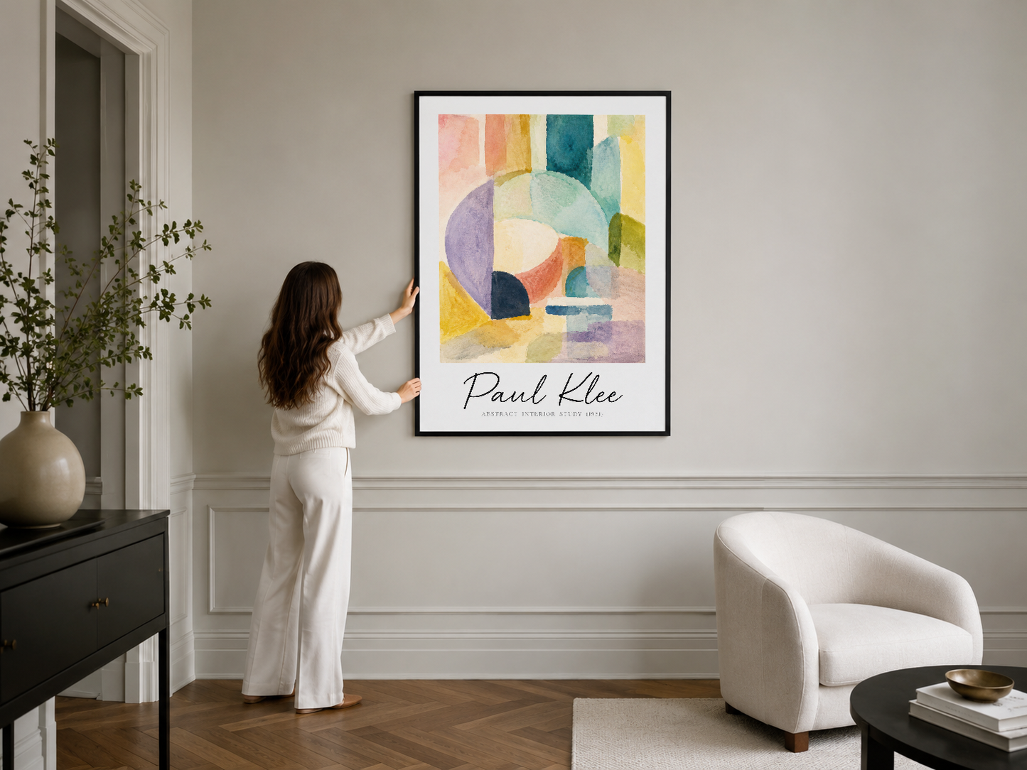 Paul Klee'nin renkli geometrik yapıtı, siyah çerçevede klasik çerçekli poster olarak modern oturma odasının duvarını dekore