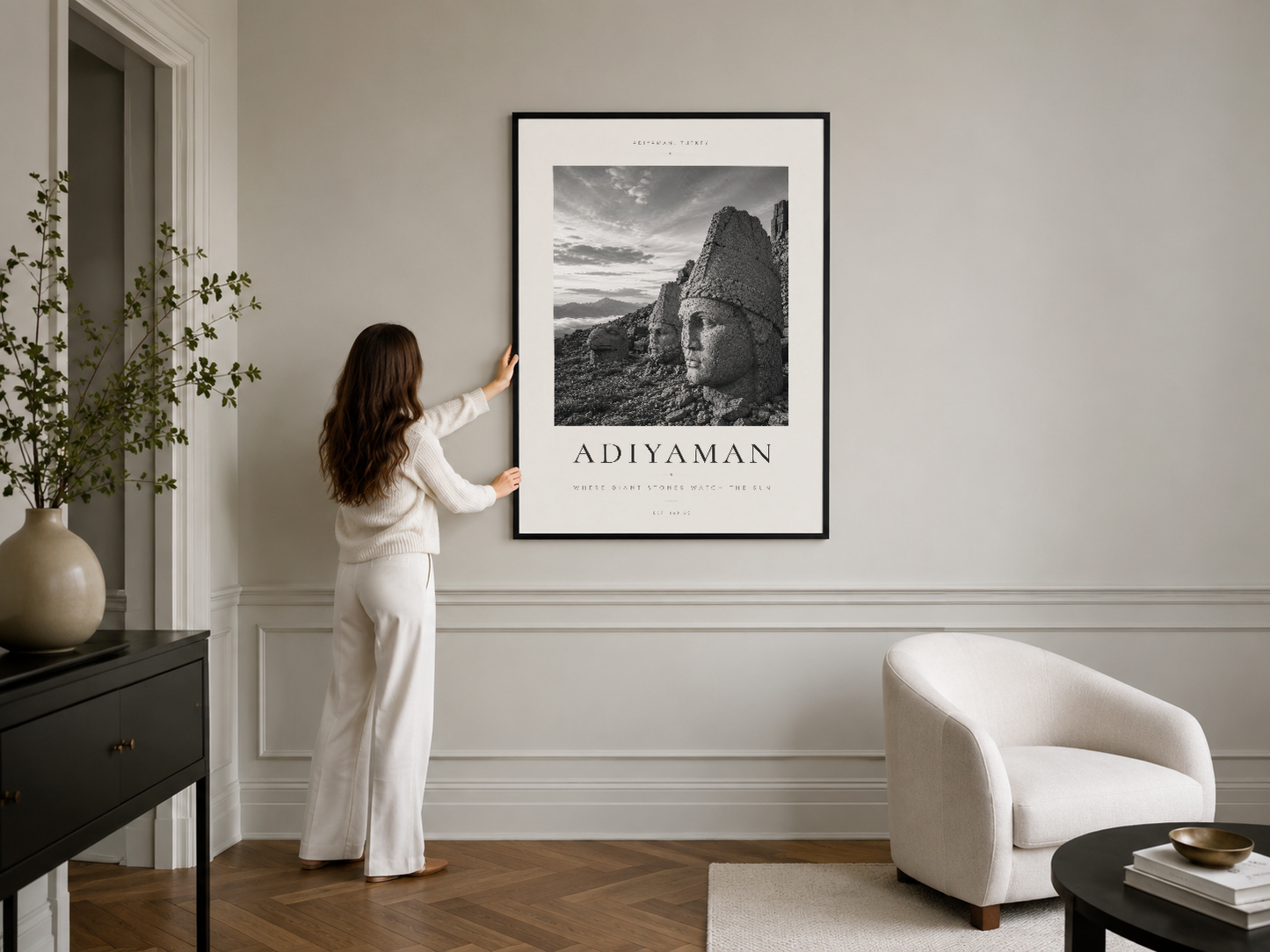 Siyah çerçeveli Adiyaman posteri, beyaz duvar panelliğin üstünde şık modern iç mekânda.