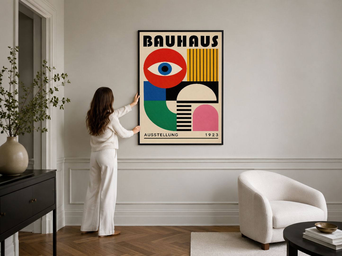 Bauhaus posteri, beyaz çerçeveli, minimalist salon dekorasyonunda duvar sanatı olarak.