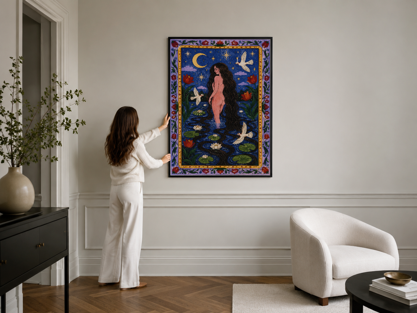 Çok renkli çiçekli bordürü olan mistik kadın figürü, ay motifli dekoratif duvar sanat tablosu.