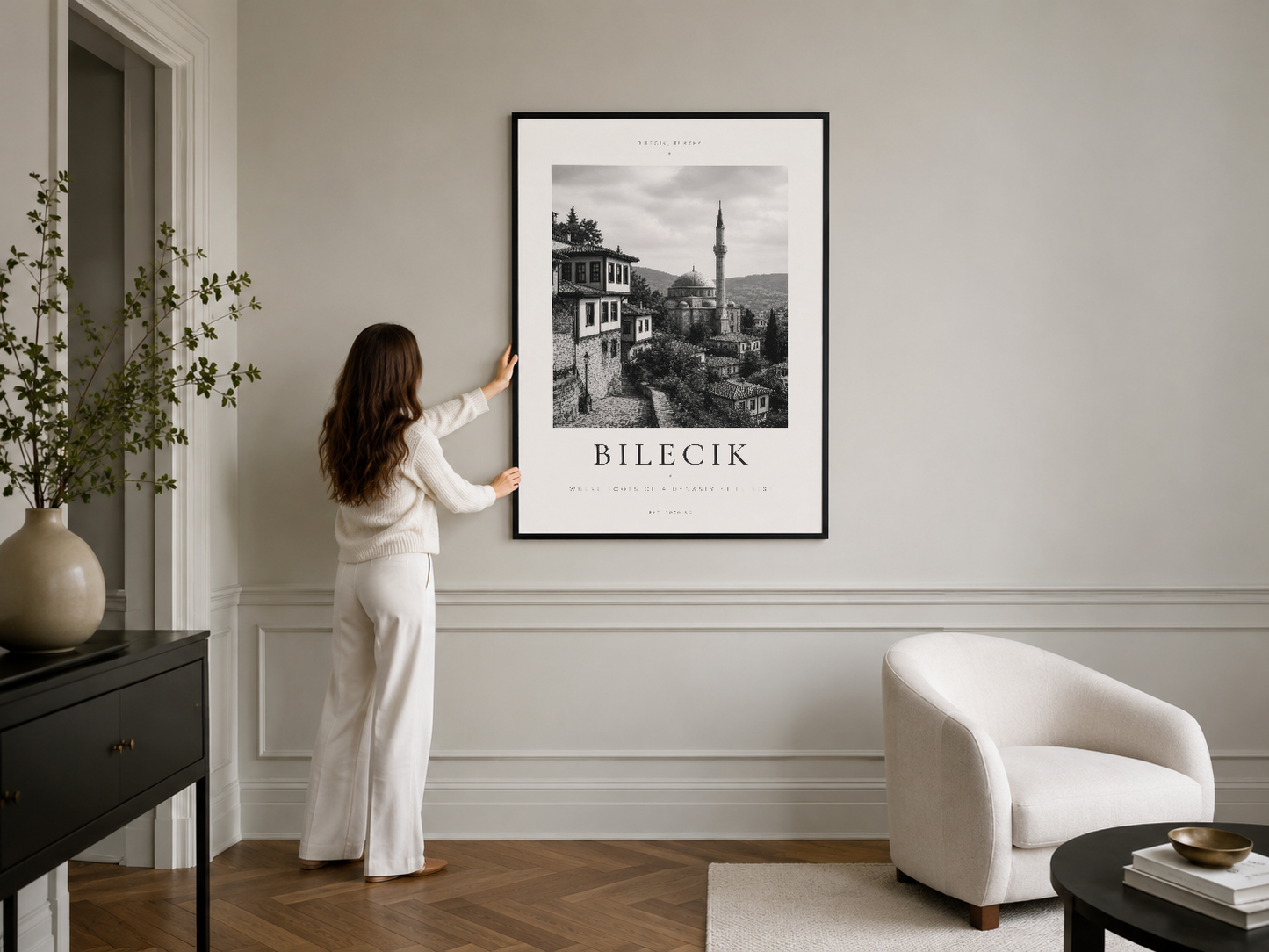 Bilecik şehir görünümünün siyah beyaz fotoğrafı, siyah çerçevede, şık tasarımlı oturma alanında duvar göğsü üzerine asılı
