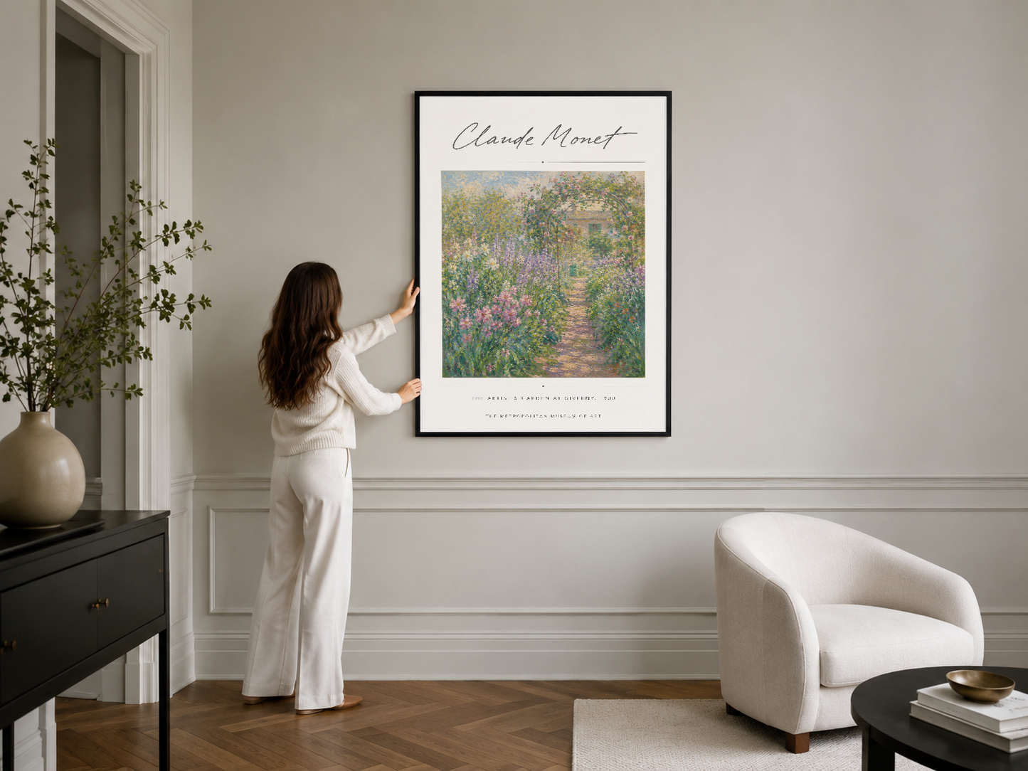 Klasik Monet çiçek yolu tablosu, modern minimaliz interiyordaki siyah çerçeveli poster olarak görkemli durmaktadır.