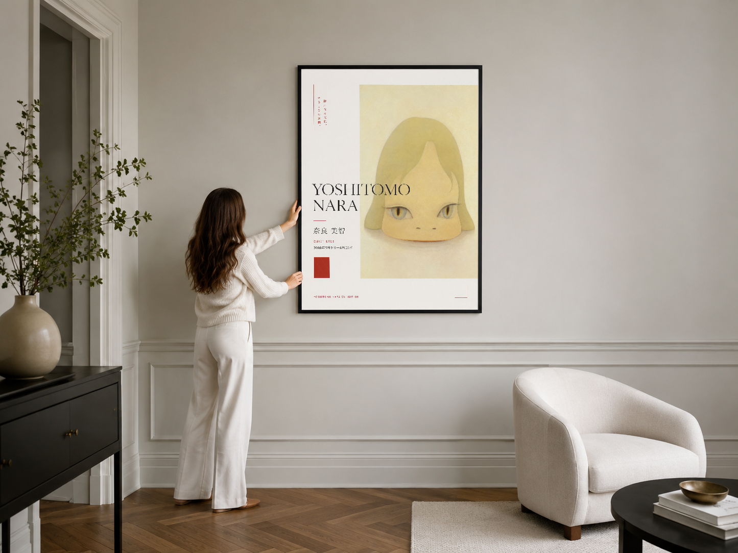 Modern oturma odasında siyah çerçeveli, pastel sarı tonlu portre posteri; kültürel ve tasarım odaklı dekor.