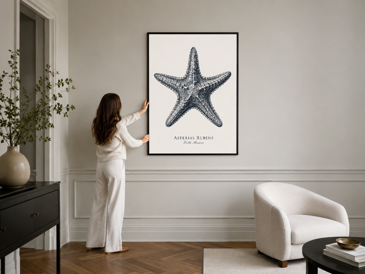 Deniz yıldızı poster, siyah çerçeveli, klasik beyaz oturma odasında şık duvar görseli, neoklasik iç tasarımla uyumlu.