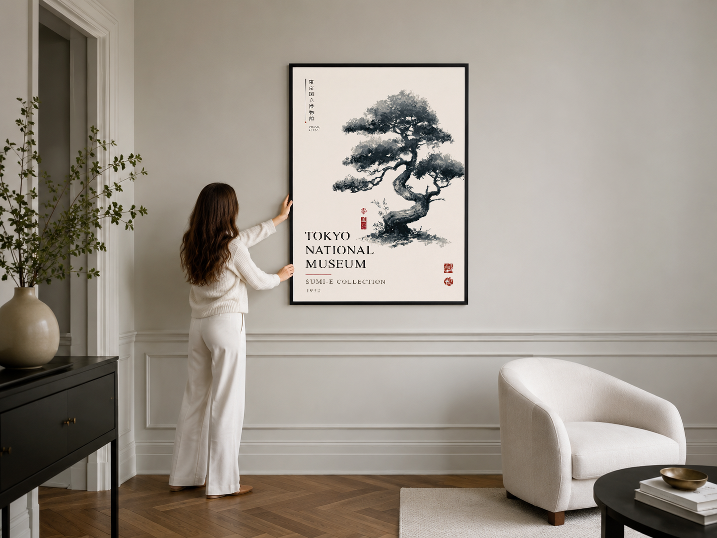 Tokyo National Museum bonsai tablosu, siyah çerçevede, minimalist beyaz oturma odasında klas duvar paneliyle.