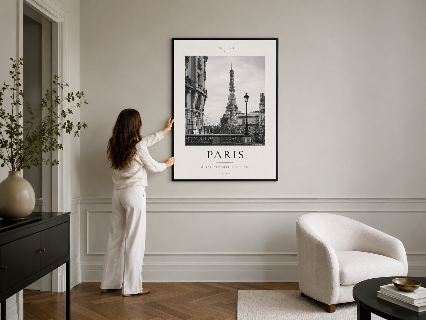 Paris mimarisi temalı siyah beyaz poster, siyah çerçeveli versiyonuyla modern oturma odasının duvarında.