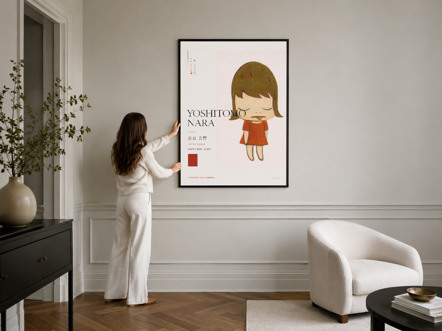 Yumuşak renkli Japon sanat posteri, siyah çerçeveli, klasik beyaz oturma odasının duvarında asılıdır.