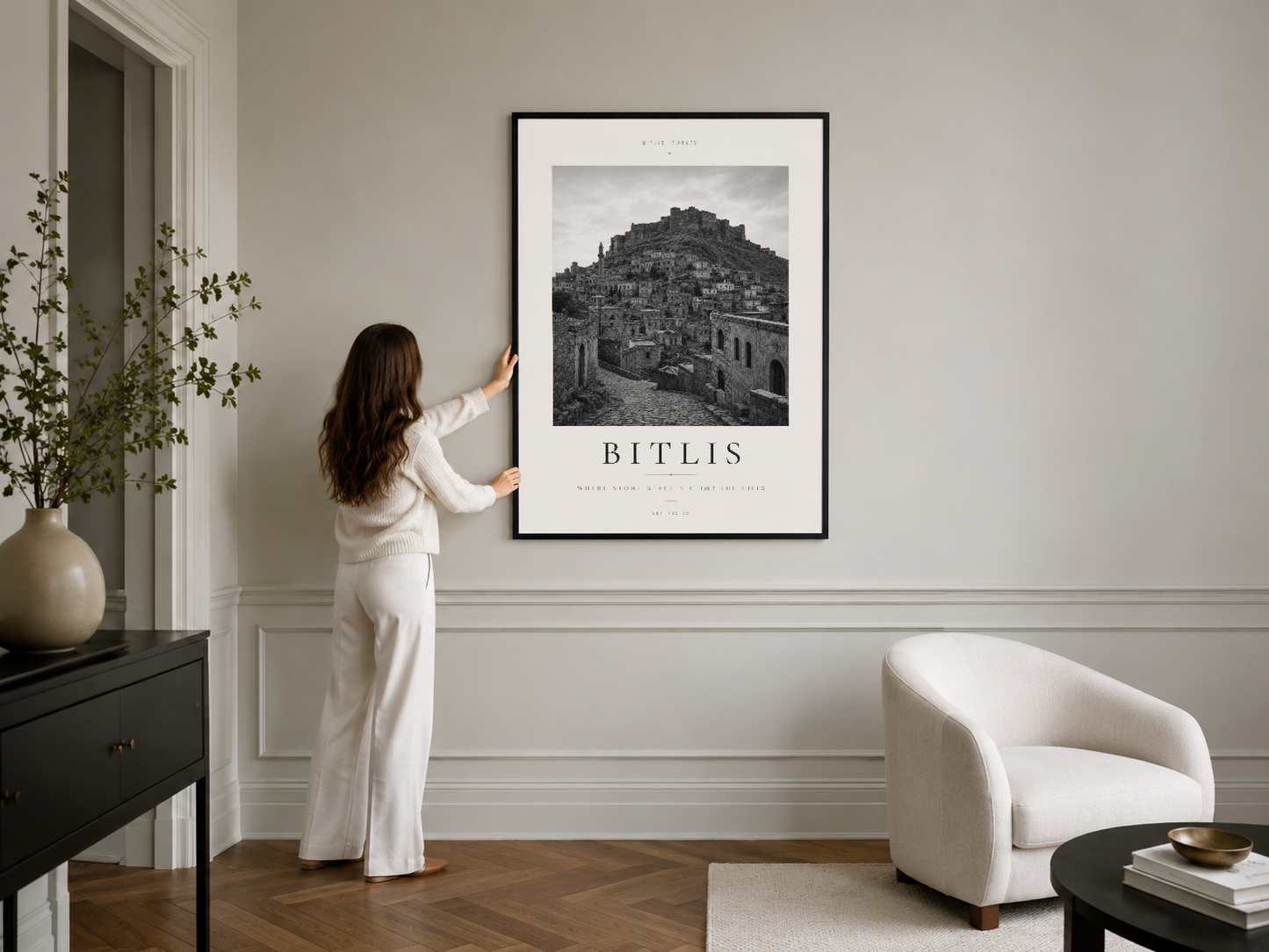 Bitlis şehrinin dramatik manzarası, siyah çerçeveli poster, minimalist beyaz duvarda, modern salon dekorasyonunda.