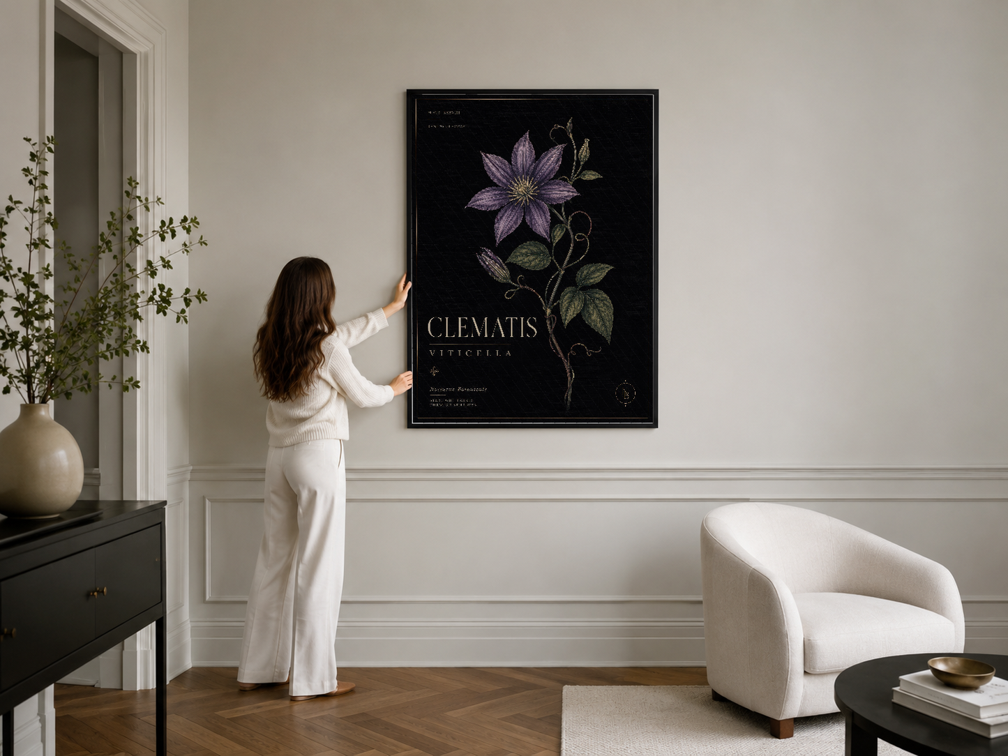 Siyah çerçeveli clematis viticella posteri, beyaz duvar panosu dekorasyonlu klasik şık odada.